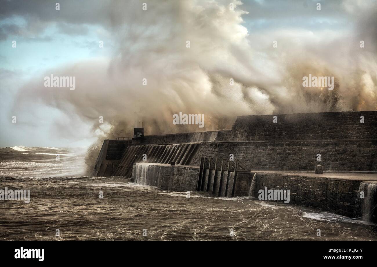 L'ouragan Ophelia hits porthcawl pier Banque D'Images