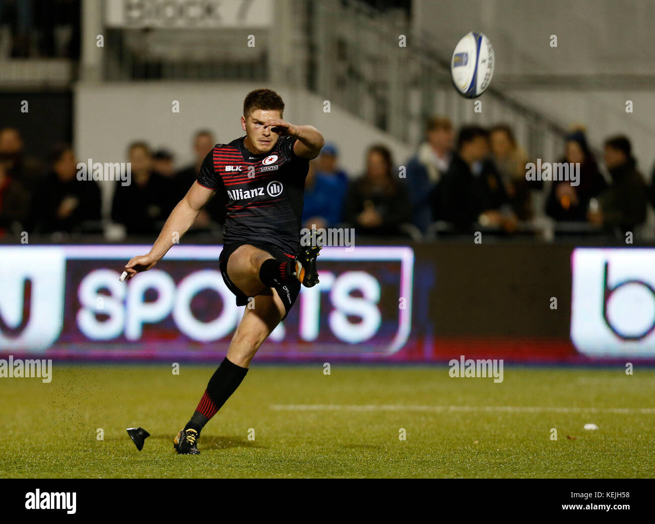 Owen Farrell de Saracens donne une pénalité lors de la coupe des champions, en équipe deux au Barnett Copthall, à Londres. Banque D'Images