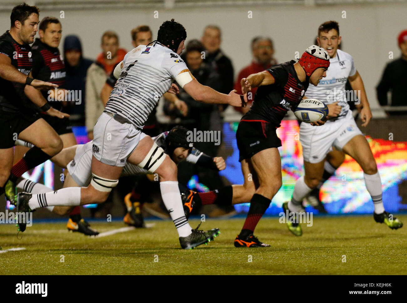 Le Vlak Brits de Saracens marque sa deuxième épreuve lors de la coupe des Champions, en cachez deux au Barnett Copthall, Londres. Banque D'Images