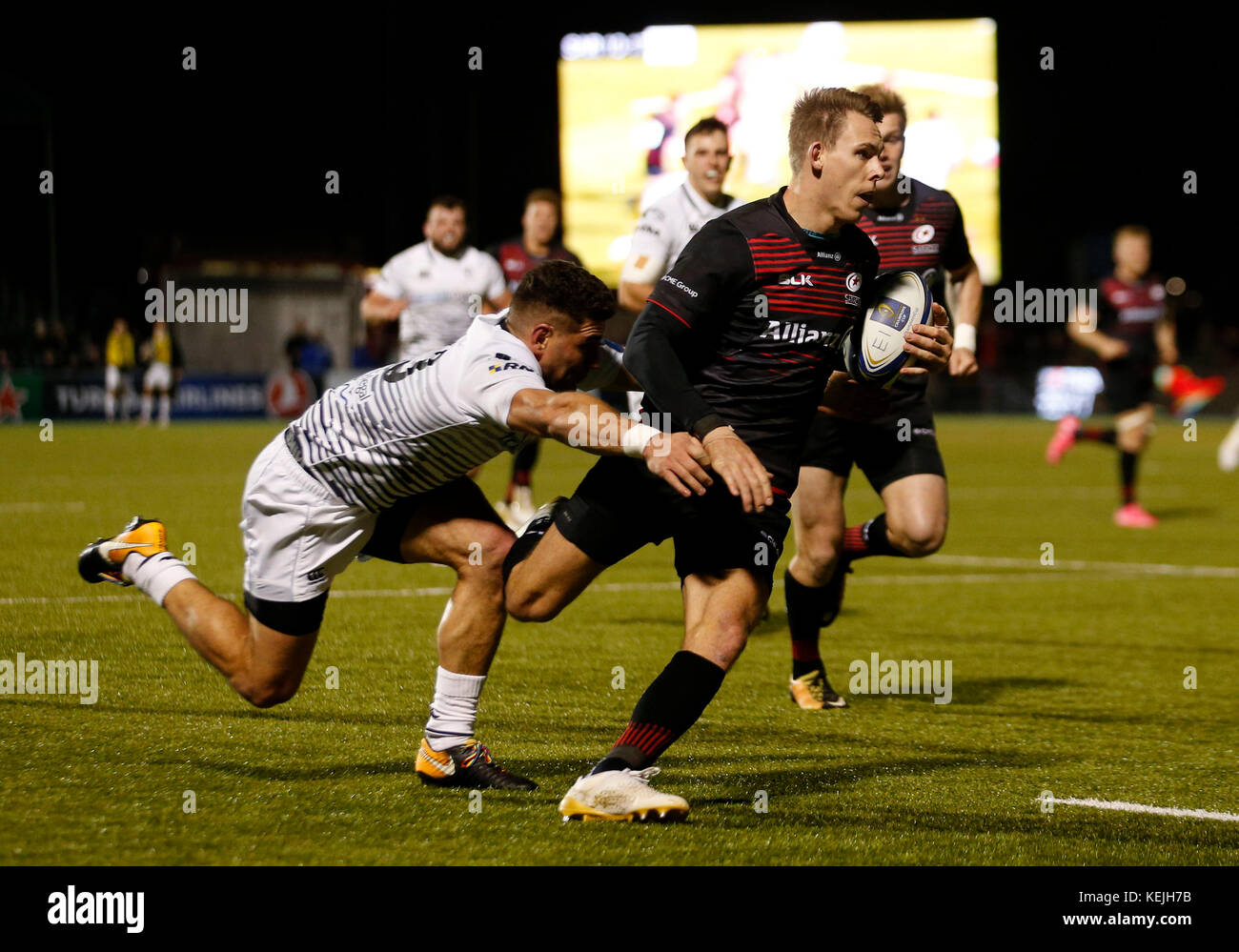 Liam Williams de Saracens et Kieron Fonotia d'Osprey lors de la coupe des champions, disputant deux matchs à Barnett Copthall, Londres. Banque D'Images