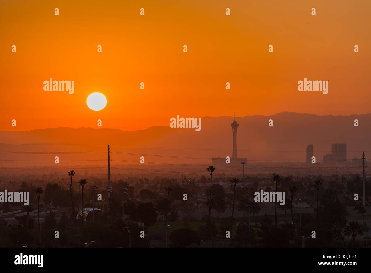 Las Vegas, Nevada, USA - 13 octobre 2017 : sex désert de Mojave lever de soleil derrière la stratosphère tower sur le strip de las vegas. Banque D'Images