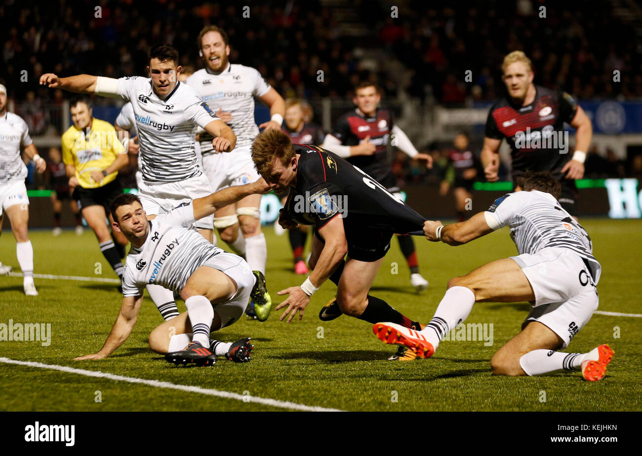 Nick Tompkins de Saracens marque sa cinquième épreuve lors de la coupe des champions, en équipe deux au Barnett Copthall, Londres. Banque D'Images