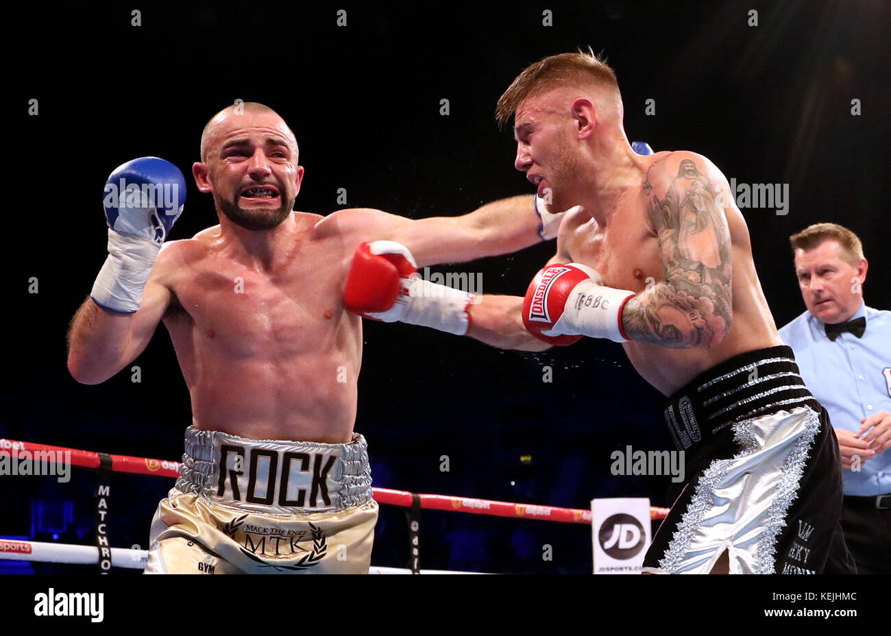 Paul Hyland Jr (à droite) en action contre Stephen Ormond lors de leur combat IBF East/West Europe Lightweight Championship à la SSE Arena de Belfast. Banque D'Images