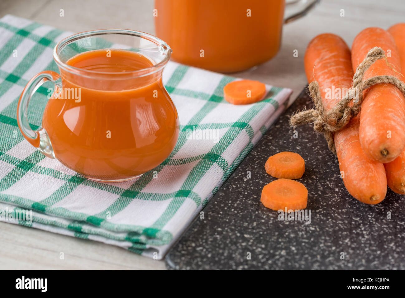 Le jus de carotte dans le verre et les carottes fraîches. alimentation saine. Banque D'Images
