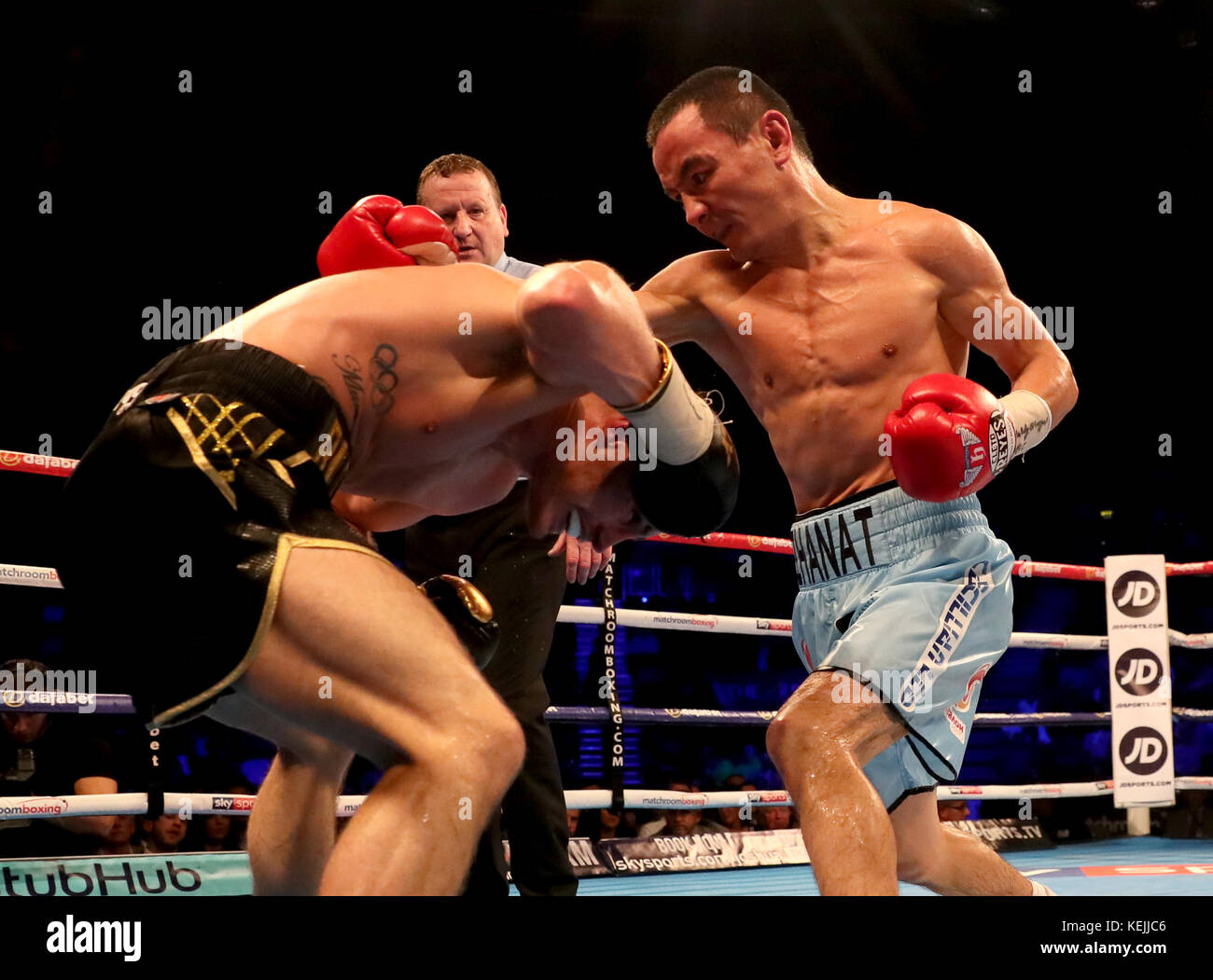 Ryan Burnett (à gauche) en action contre Zhanat Zhakiyanov en action pendant leur combat de championnat de poids total IBF et WBA Super World à la SSE Arena, Belfast. Banque D'Images