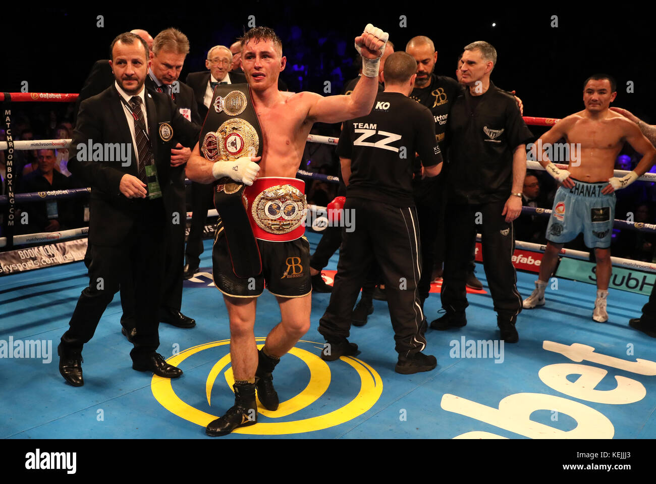 Ryan Burnett célèbre Zhanat Zhakiyanov après leur championnat IBF et WBA Super World Bantamweight à la SSE Arena de Belfast. Banque D'Images