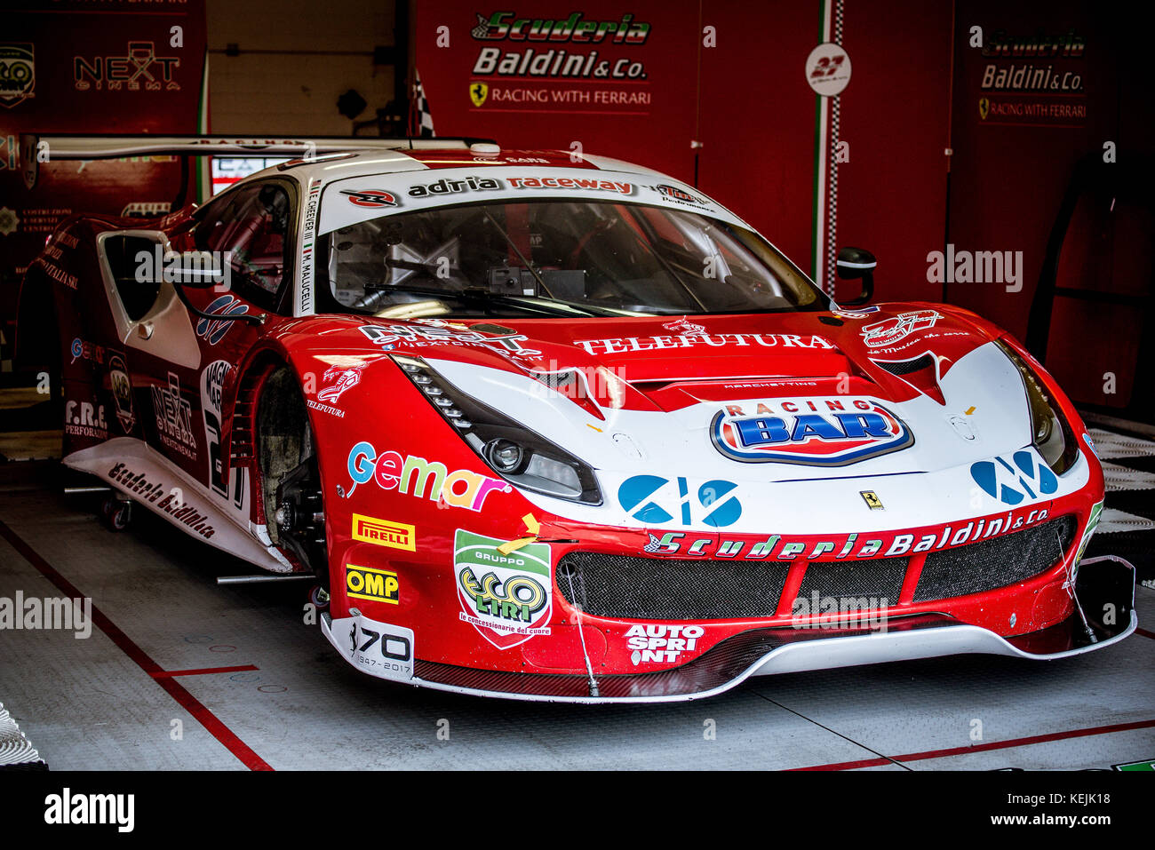 Vallelunga, en Italie le 24 septembre 2017. Touring rouge Ferrari racing voiture garée dans les enclos et de fixation autour de la Voiture de tuning Banque D'Images