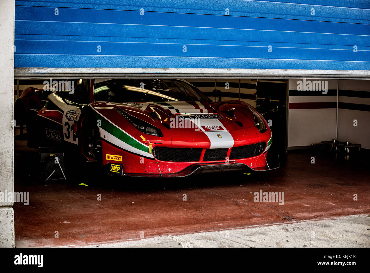 Vallelunga, en Italie le 24 septembre 2017. Touring rouge Ferrari racing voiture garée dans les enclos et fixation du travail autour du tuning voiture, espace clos Banque D'Images