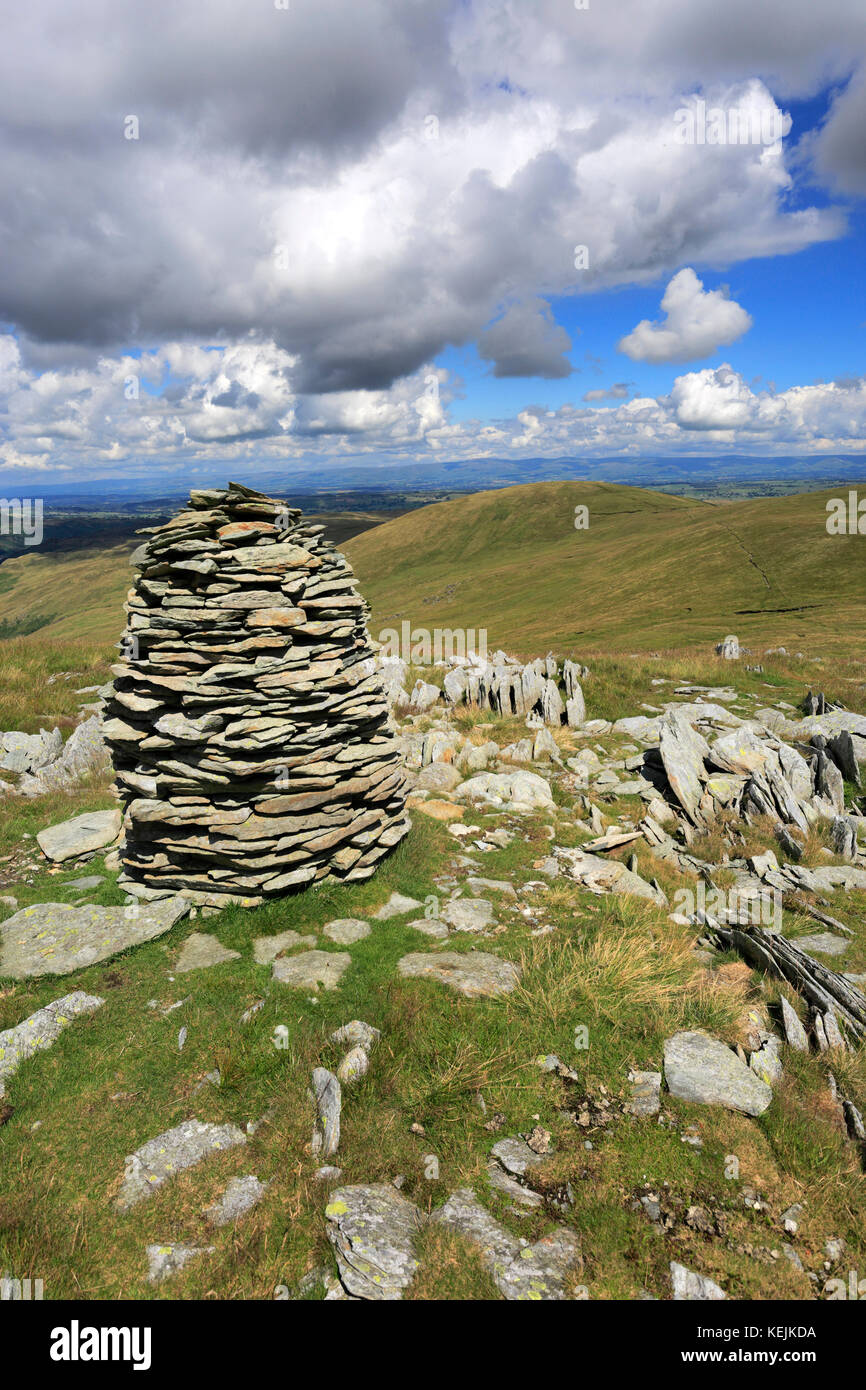 Cairns dans Artle Crag, Branstree ont chuté, Haweswater réservoir, Parc National de Lake district, comté de Cumbria, Angleterre, RU Branstree est tombé est l'un des 214 Banque D'Images