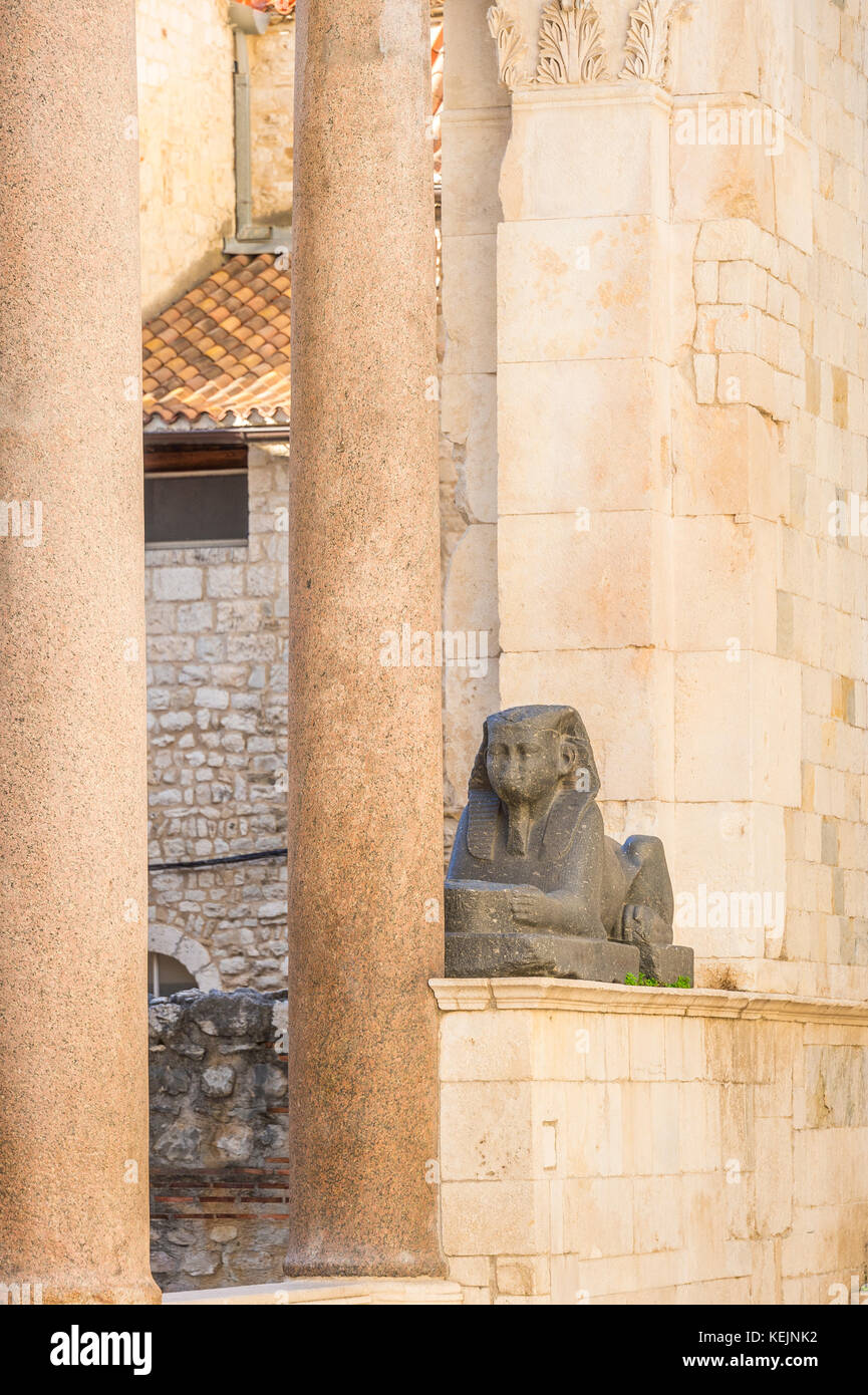 Le sphinx de granit à Peristyle dans le palais de Dioclétien dans la vieille ville de Split, Croatie. Banque D'Images