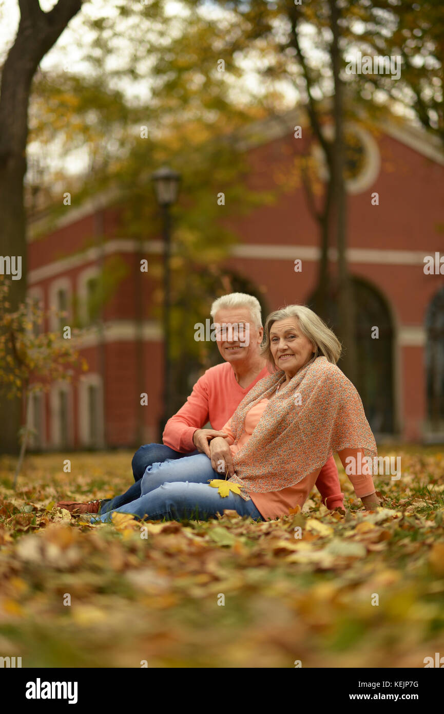 Vieux couple sitting on grass Banque D'Images
