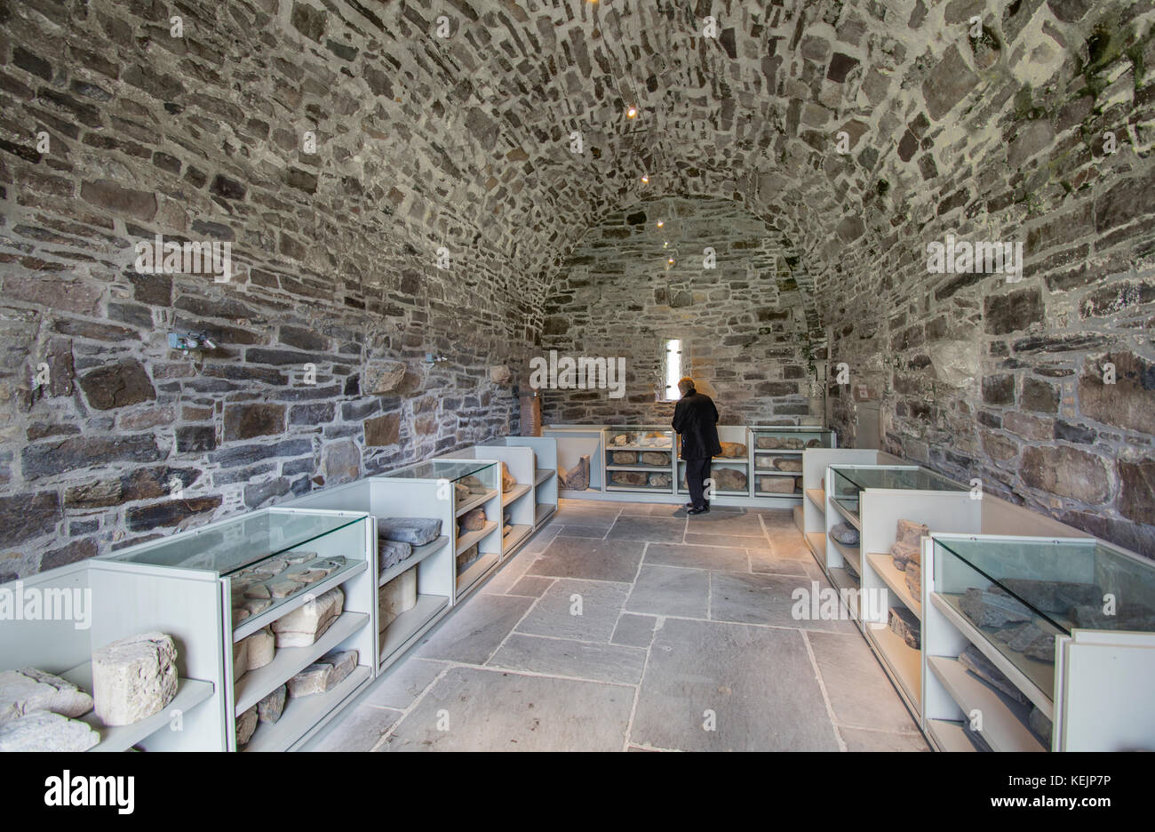 Une exposition de sculptures et gravures dans la salle capitulaire de l'abbaye de Jerpoint, Kilkenny, Irlande, une abbaye cistercienne médiévale, Banque D'Images