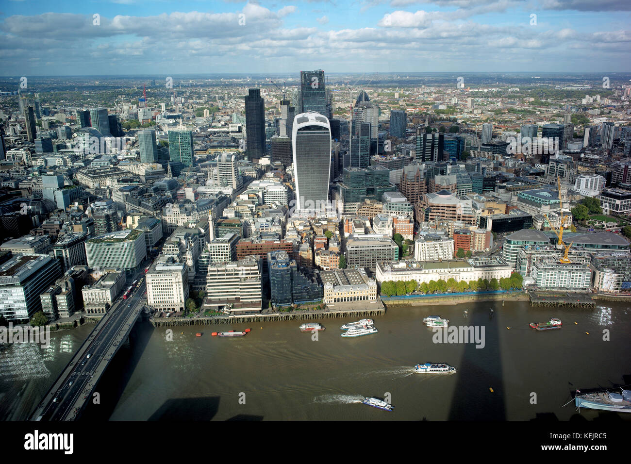 Une vue de la recherche d'échardes au nord vers le centre international d'affaires et des banques qui est la ville de Londres. Banque D'Images