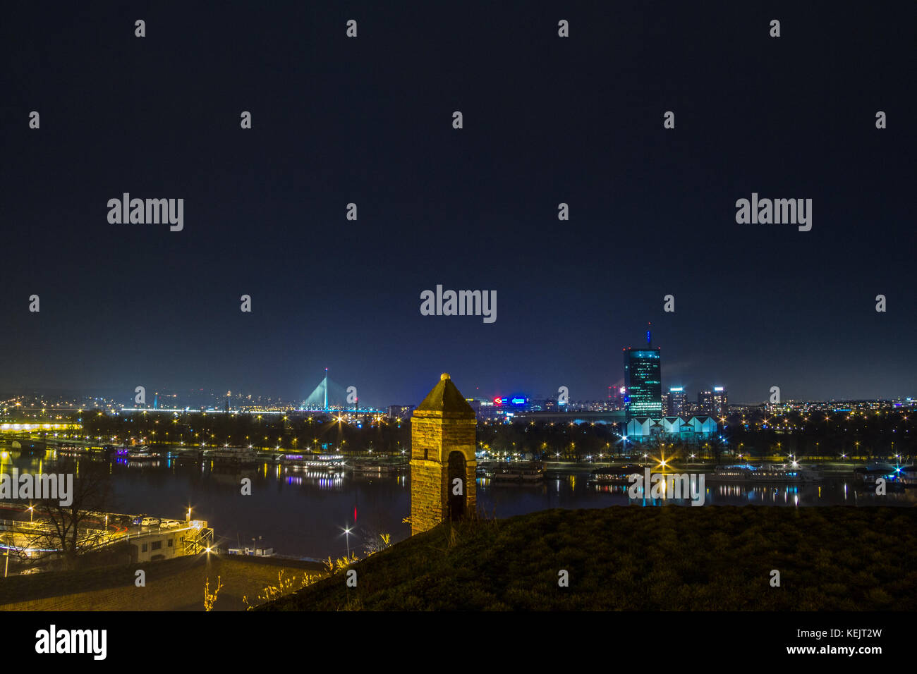 Belgrade, Serbie - février 01, 2015 : nouveau Belgrade (beograd vu par nuit à partir de la forteresse de Kalemegdan. les principaux monuments du quartier, tels Banque D'Images