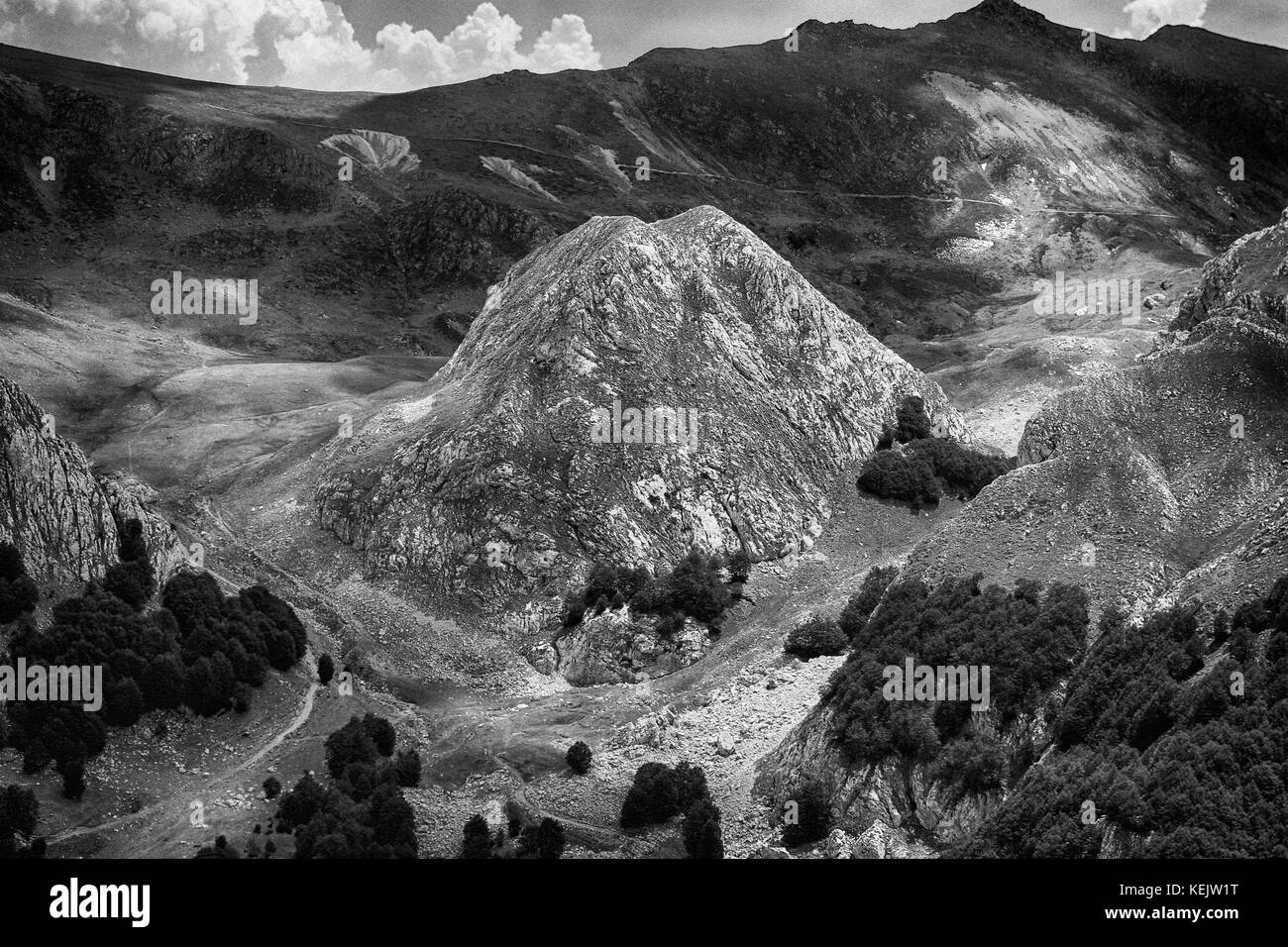 Montagne noir et blanc : Montagne en Albanie, à la frontière avec la Macédoine : shebenik jablanice national park Banque D'Images