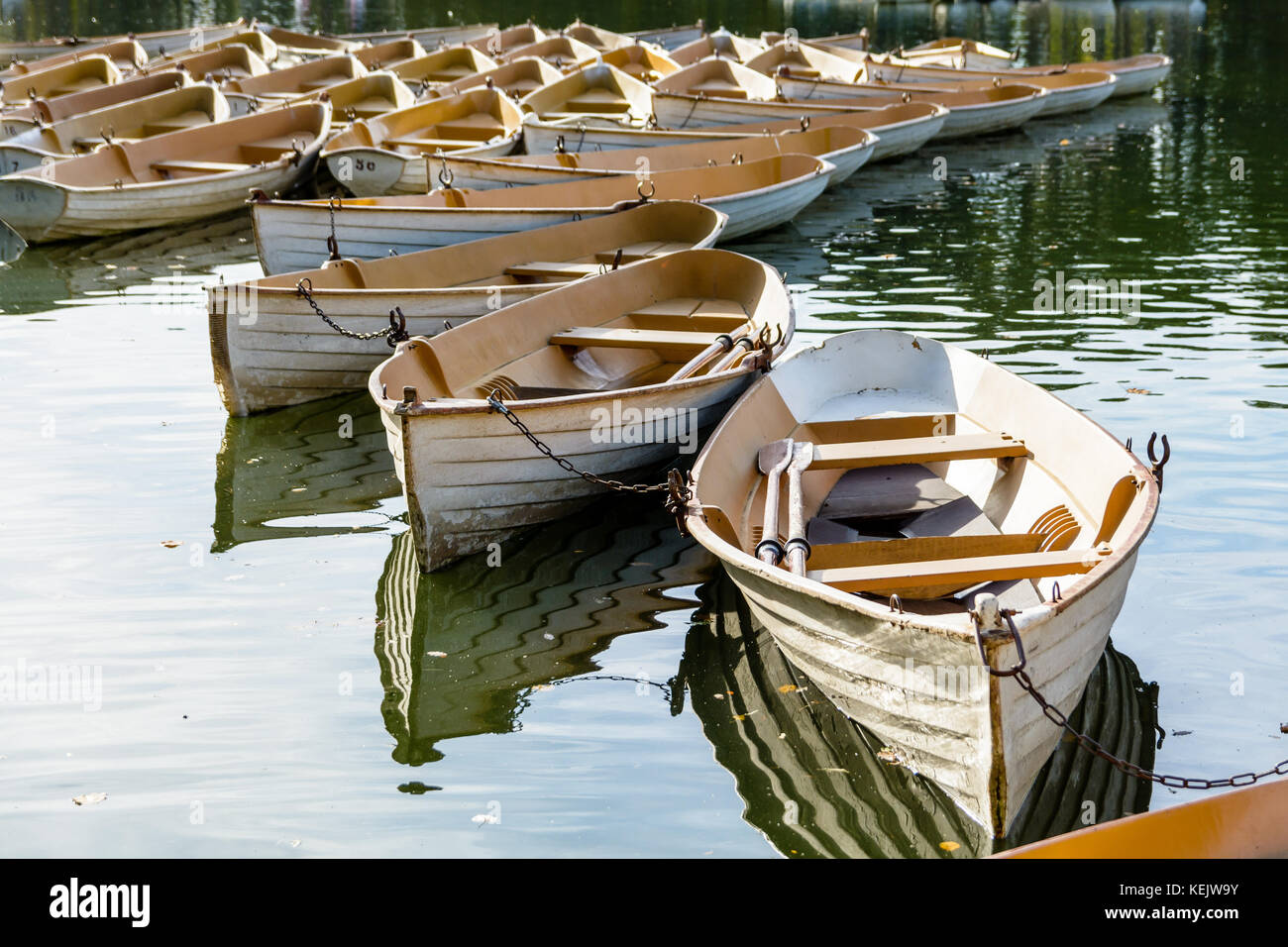 Une flotte de location de chaloupes liés l'un à l'autre à la fin de la journée sur le lac inférieur dans le bois de Boulogne à Paris. Banque D'Images