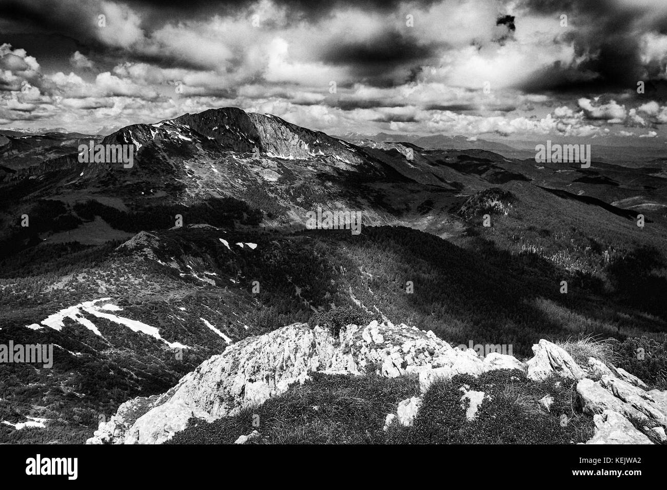 Noir et blanc en montagne prokletije hajla / bjeshket e namuna montagne à la frontière entre le Monténégro et le Kosovo Banque D'Images