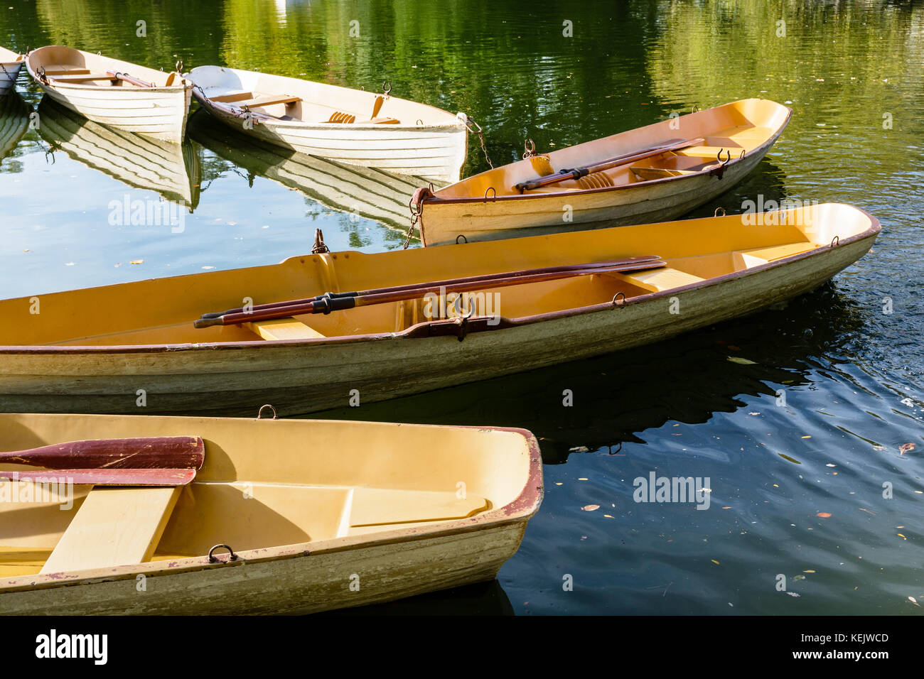 Une flotte de location de chaloupes liés l'un à l'autre à la fin de la journée sur le lac inférieur dans le bois de Boulogne à Paris. Banque D'Images