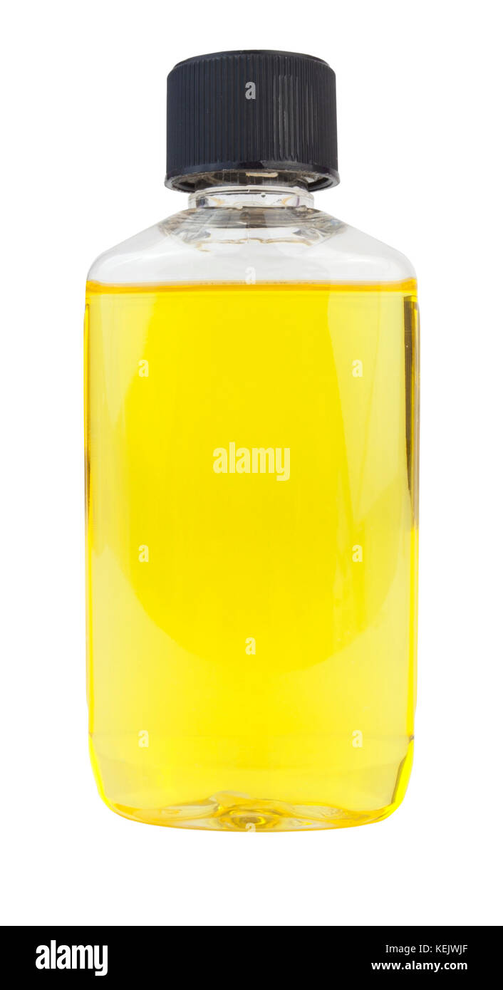 Bouteille en plastique transparent avec bouchon noir contenant un liquide jaune. isolé. verticale. Banque D'Images