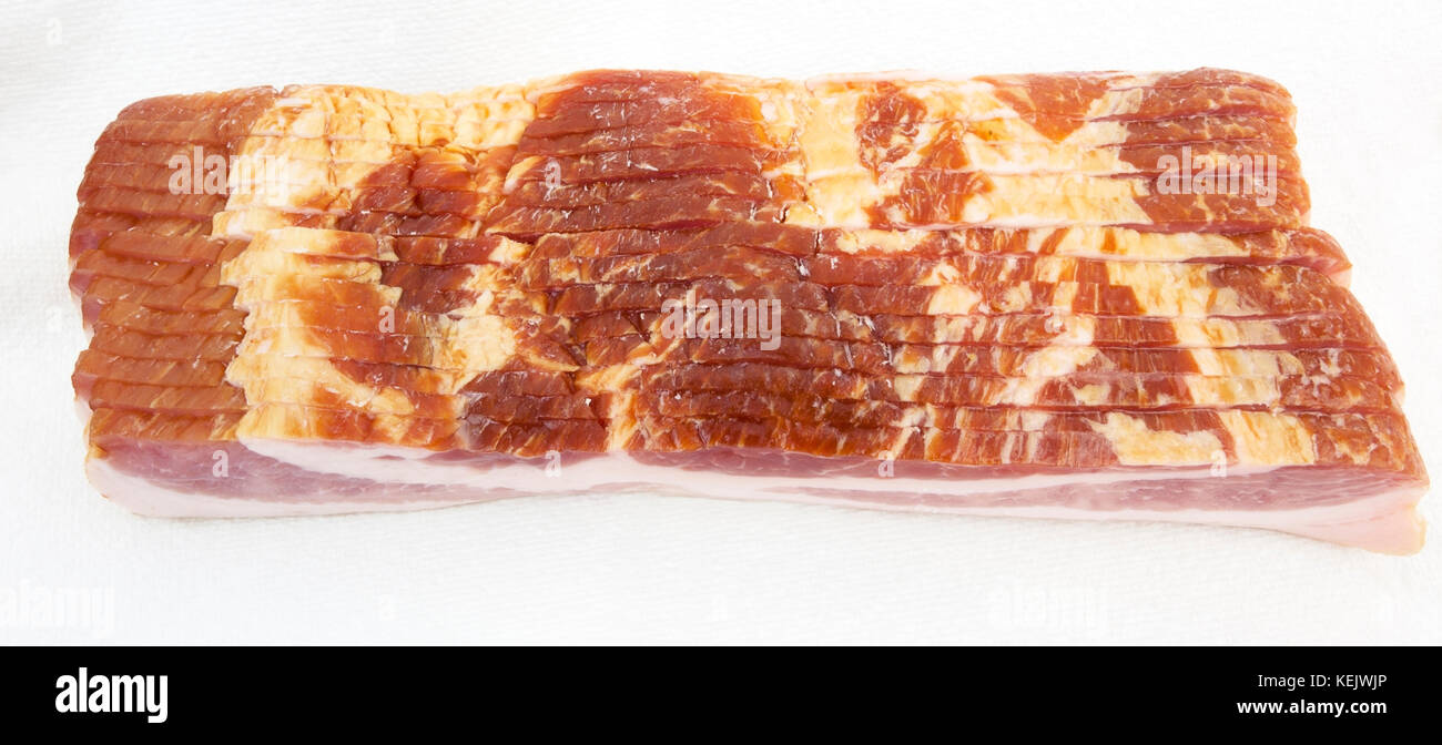 Tranches épaisses livre de bacon. isolés. Banque D'Images