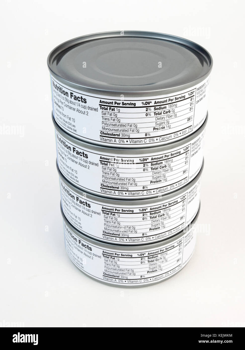La pile de boîtes de thon avec l'information nutritionnelle sur l'étiquette. Banque D'Images