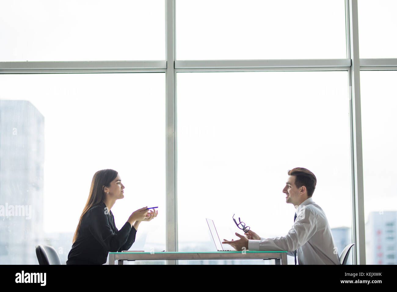 Businessman and businesswoman meeting in modern office Banque D'Images
