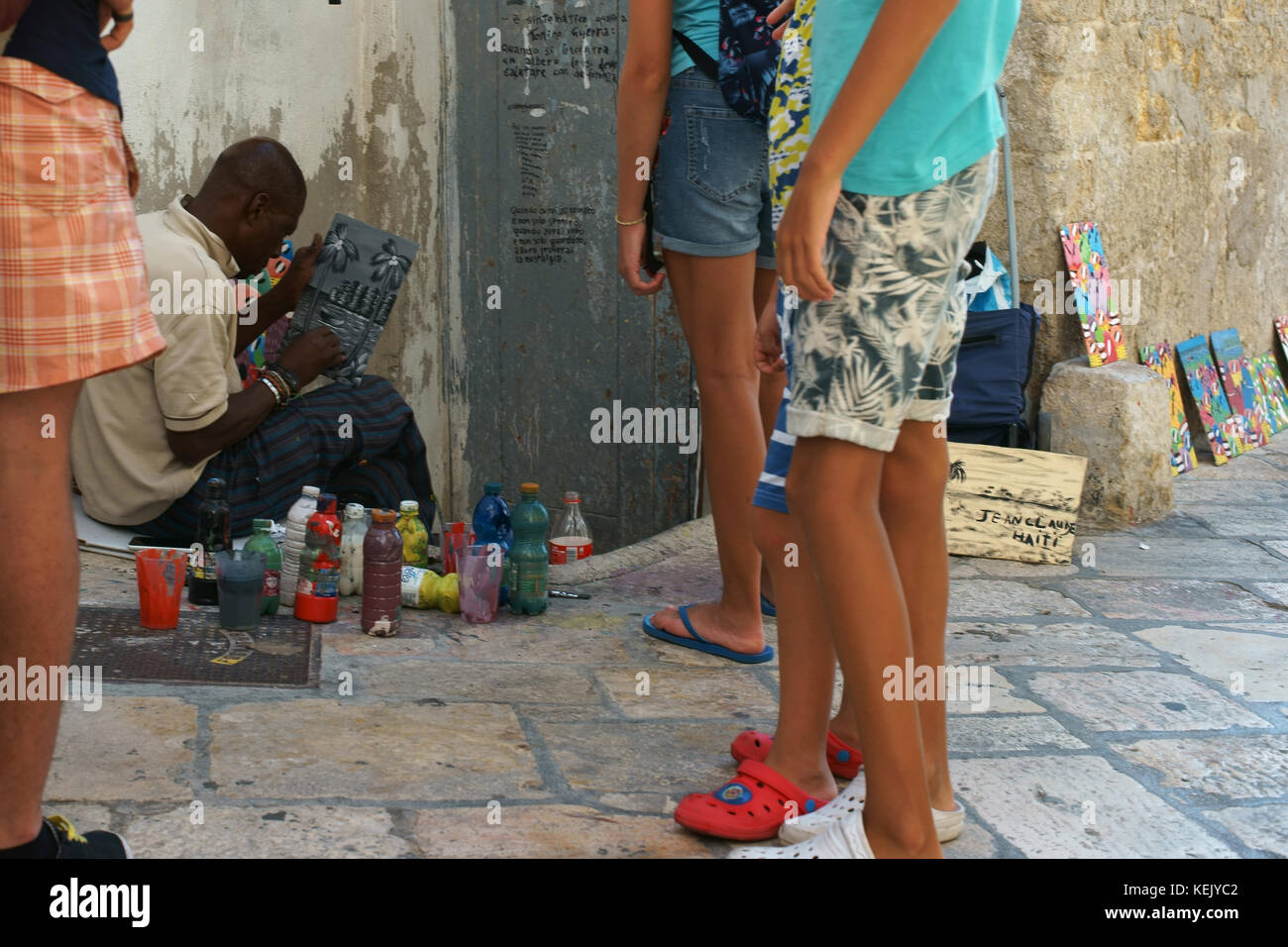 Polignano a Mare, Pouilles, Italie -peinture artiste de rue haïtien Banque D'Images