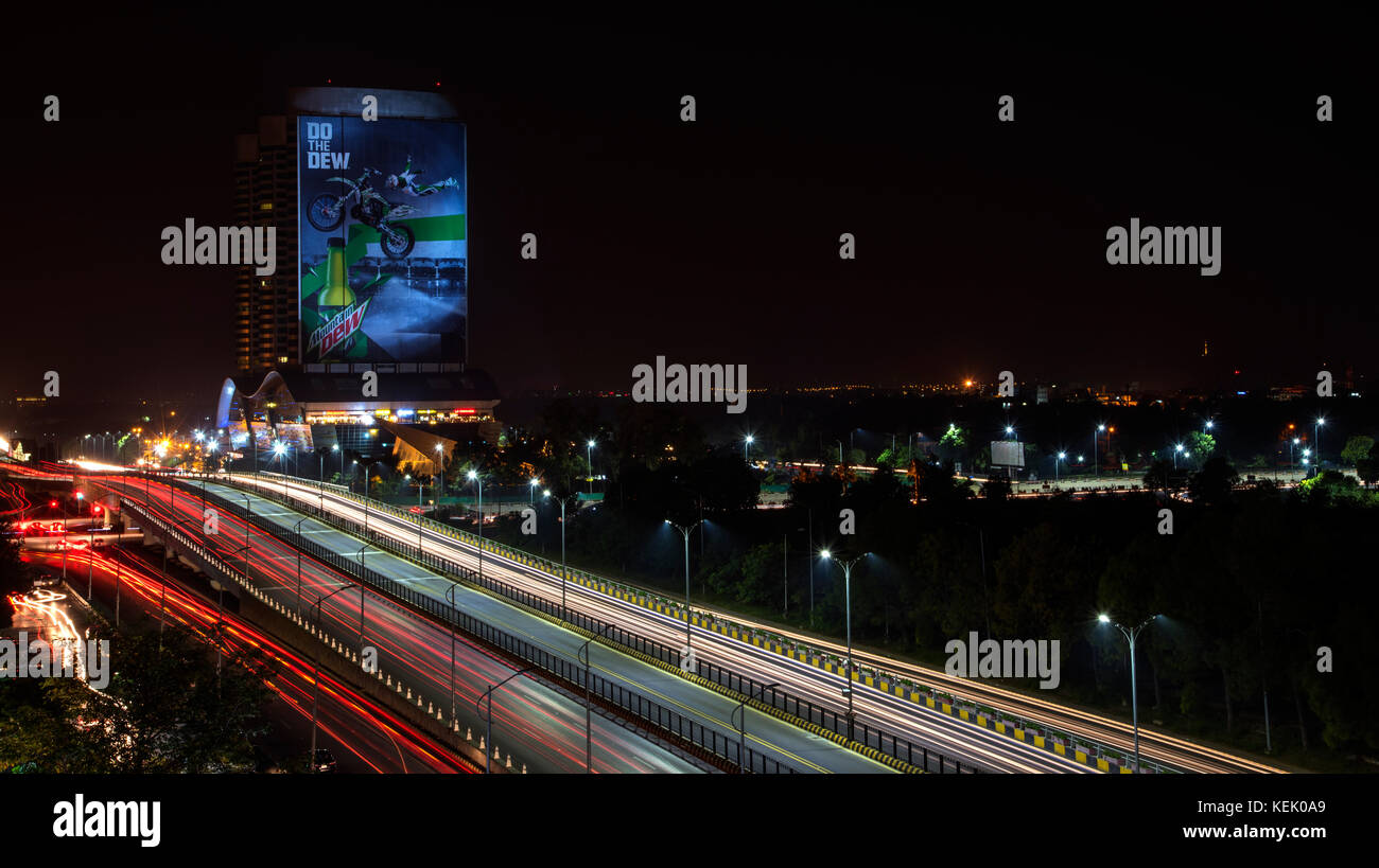 Des sentiers de lumière de zone bleue islamabad, centaurus mall building et métro bus Banque D'Images