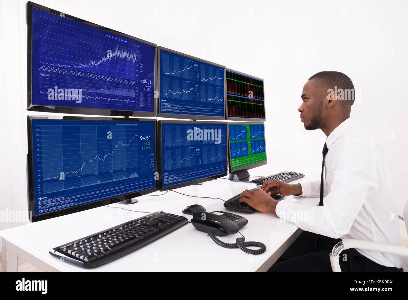 L'analyse des données d'affaires affichées sur plusieurs écrans d'ordinateur, in office Banque D'Images