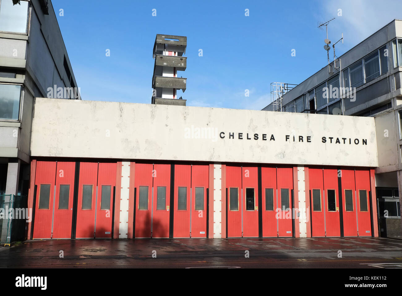 Chelsea Fire Station 264 Kings Road Londres. La station a été ouverte le 3 mars 1965 la chanteuse Adele a montré son soutien aux pompiers en visite Banque D'Images
