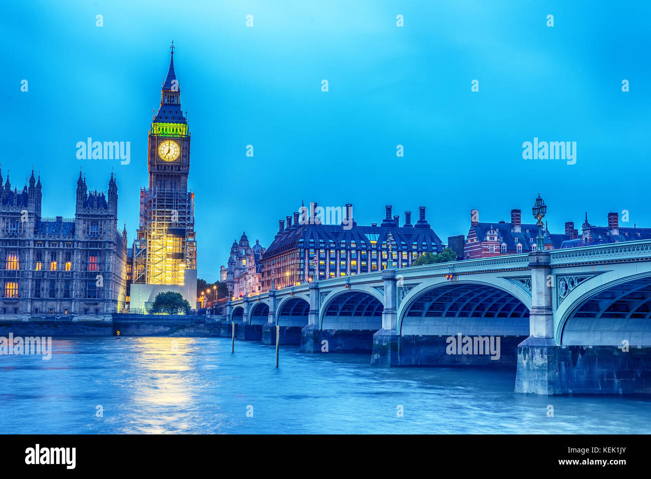 Londres, Royaume-Uni : le palais de Westminster avec Big Ben, elizabeth tower, vu de l'autre côté de la rivière Thames Banque D'Images