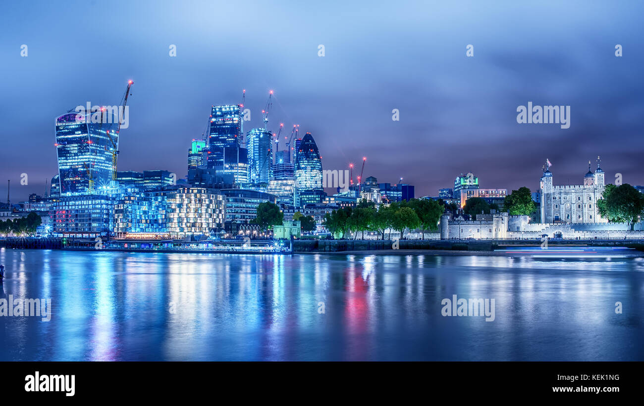 Londres, Royaume-Uni : le centre-ville et la tour de la Tamise Banque D'Images