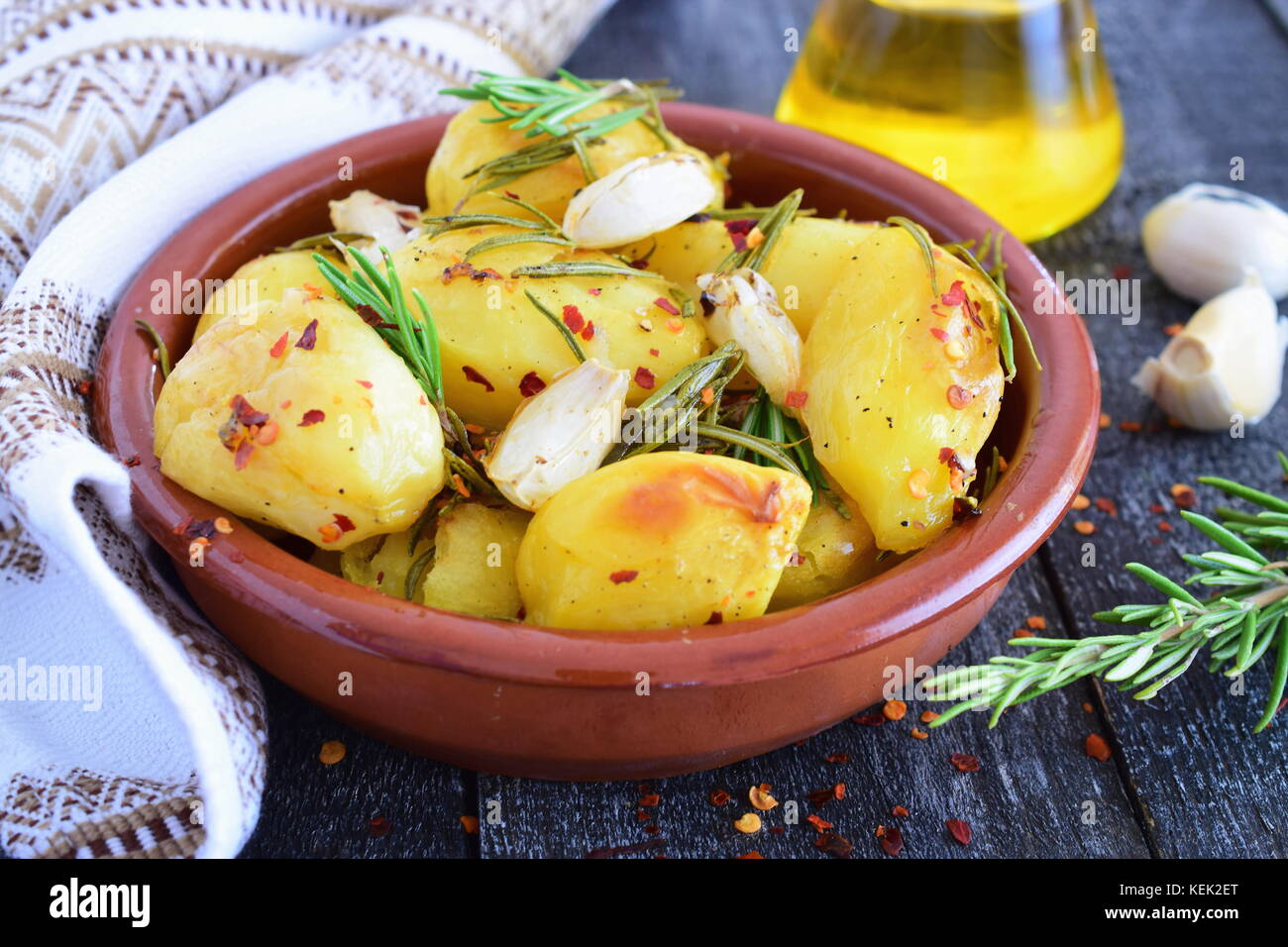 Pomme de terre cuite au four avec du romarin, ail, huile d'olive et  mélanger les épices dans un bol en céramique traditionnelle. vie  méditerranéen. concept de saine alimentation Photo Stock - Alamy