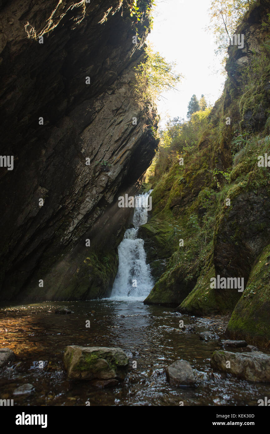 Petite chute d'eau cachée dans la forêt dans la caverne du rocher Banque D'Images