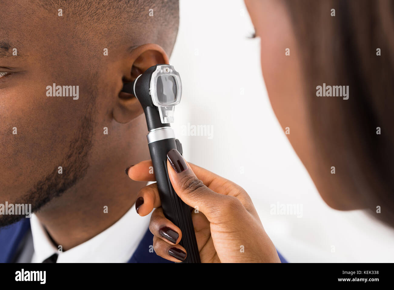 Close-up of doctor examining patient's Ears Banque D'Images