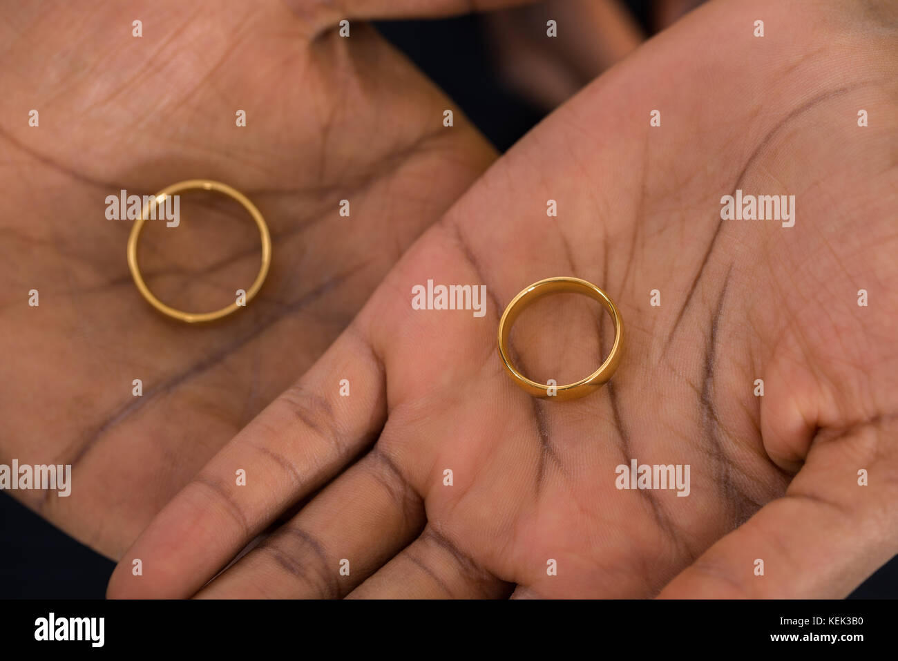 Close-up of African mains avec des anneaux d'or Banque D'Images