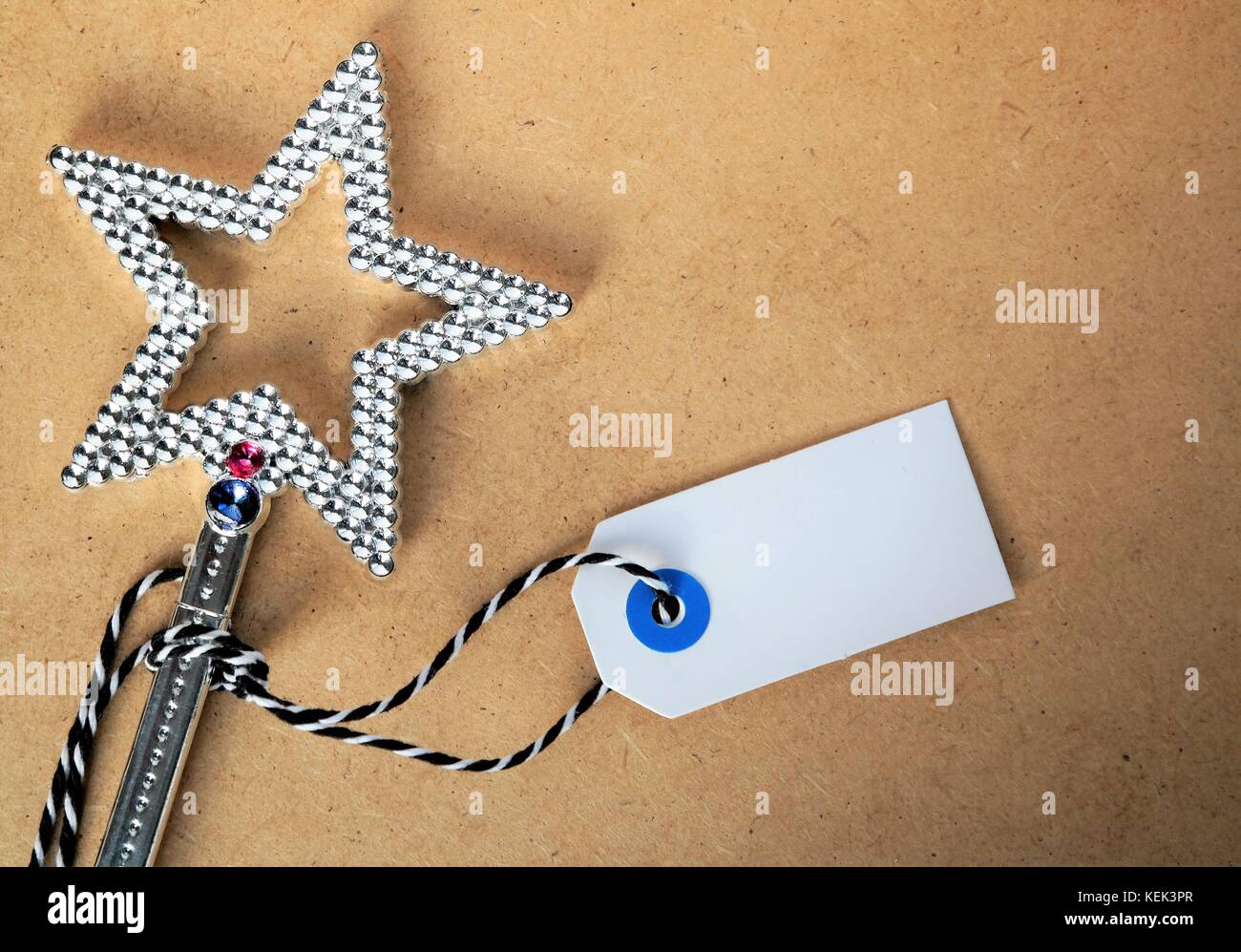 L'étoile de Noël brillant sur fond brun avec du texte ou de l'étiquette de l'espace Banque D'Images