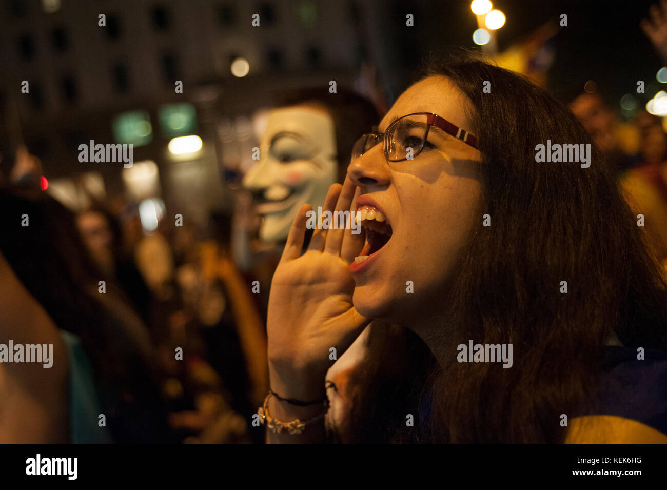 Barcelone, Catalogne. 21 octobre, 2017. Prendre part à une manifestation de protestation contre la décision de la juridiction nationale d'emprisonner des dirigeants de la société civile, à Barcelone. Le gouvernement espagnol énergiquement entrepris samedi d'utiliser un pouvoir constitutionnel inexploitées de sorte qu'il peut prendre le contrôle de la Catalogne et de faire dérailler le mouvement d'indépendance mené par les politiciens séparatistes dans la région industrielle prospère. Crédit : Charlie Perez/Alamy Live News Banque D'Images