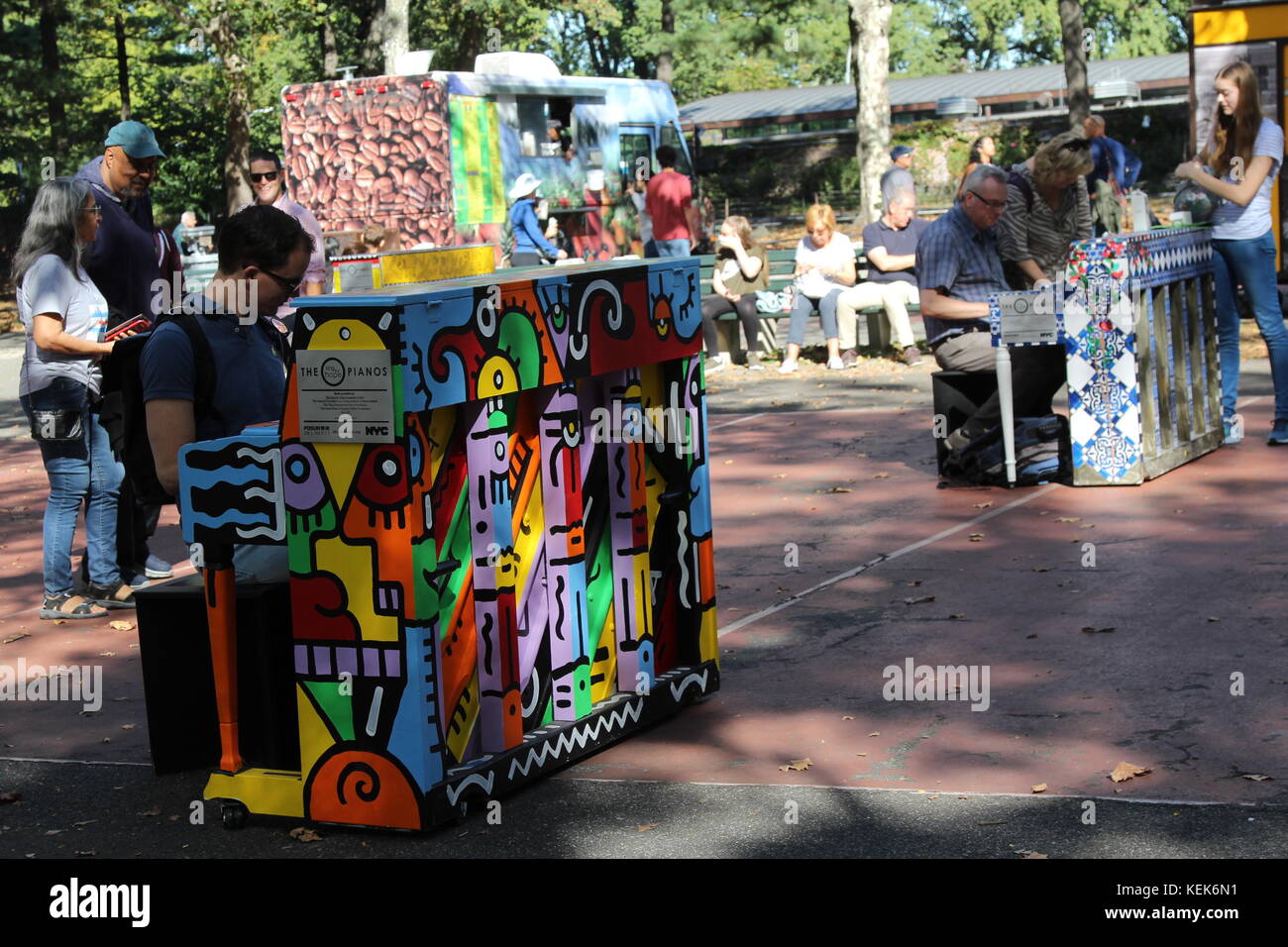 New York, NY, US. 21e. Oct, 2017. Parcs DE NEW YORK célèbre le 50e anniversaire de sa "l'art dans le programme des parcs à l'emblématique Central Park à Manhattan. Depuis sa création en 1967, "l'art dans les parcs' a affiché plus de 2 000 œuvres d'art public extérieure à travers la ville de New York. Le 21 octobre 2017, Central Park a été transformée en une étape, musée et art studio pour une journée de l'art public pour célébrer ce jalon. L'exécution du programme d'art pendant tout le mois d'octobre. © 2017 Ronald G. Lopez/DigiPixsAgain.us/Alamy Live News Banque D'Images