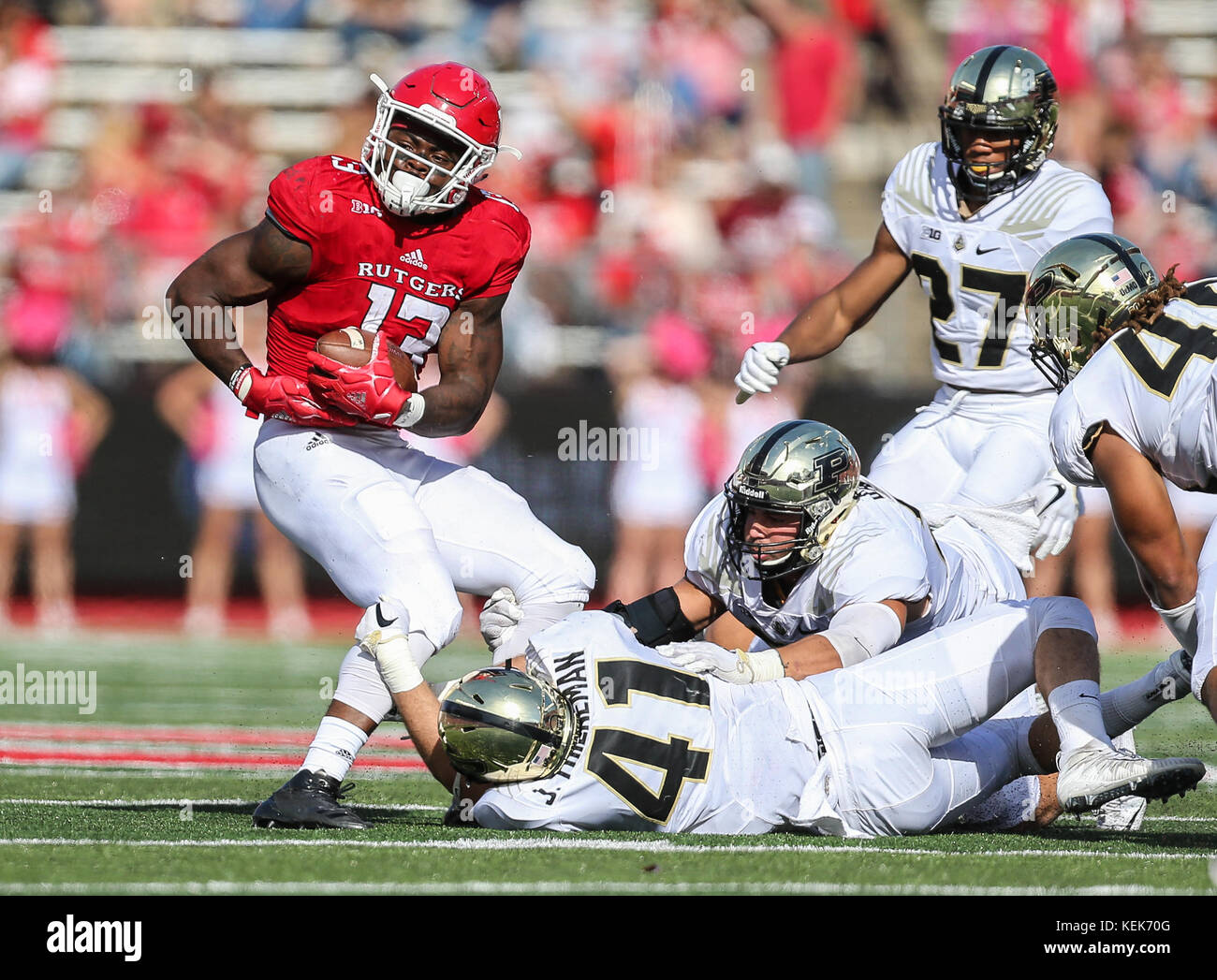 Piscataway, NJ, USA. 21 Oct, 2017. La Rutgers Scarlet Knights running back Gus Edwards (13) tourne sur un attaquer durant un match de football entre les NCAA Purdue Boilermakers et la Rutgers Scarlet Knights au High Point Solutions Stadium à Piscataway, New Jersey Mike Langish/Cal Sport Media. Credit : csm/Alamy Live News Banque D'Images