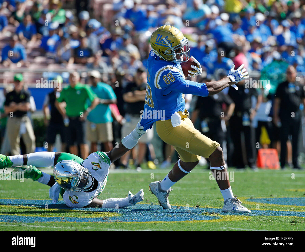 21 octobre 2017 UCLA Bruins tight end Austin Roberts # 88 porte le ballon après avoir fait une prise tout en Oregon Ducks secondeur La'Mar Winston Jr. # 32 tente de se relever pendant le match de football entre l'Oregon et de l'UCLA Bruins canards au Rose Bowl de Pasadena, Californie. Charles Baus/CSM Banque D'Images