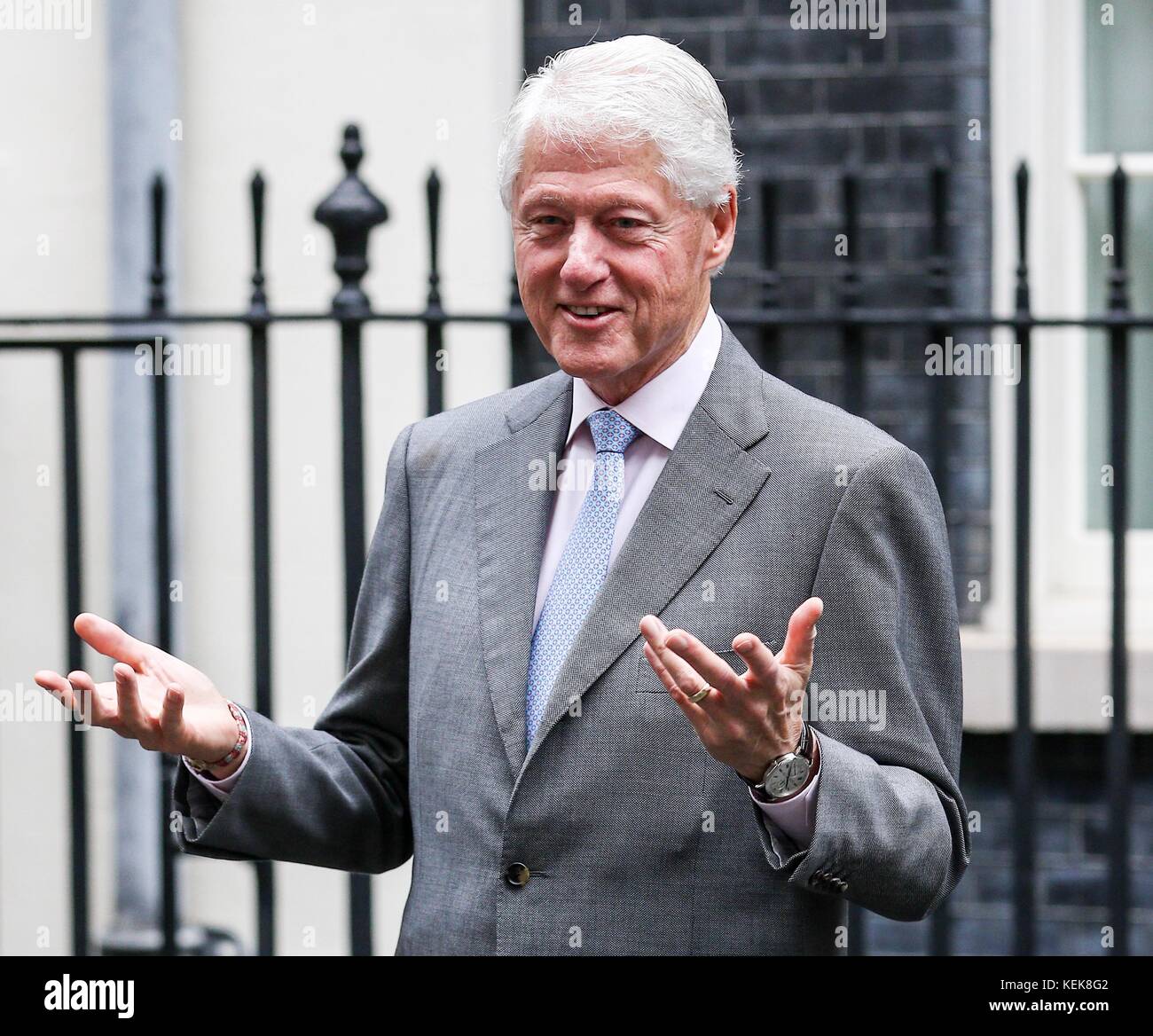 L'ancien président américain Bill Clinton en 10 Downing Street pour des discussions sur l'Irlande du Nord avec le premier ministre britannique theresa peut Banque D'Images