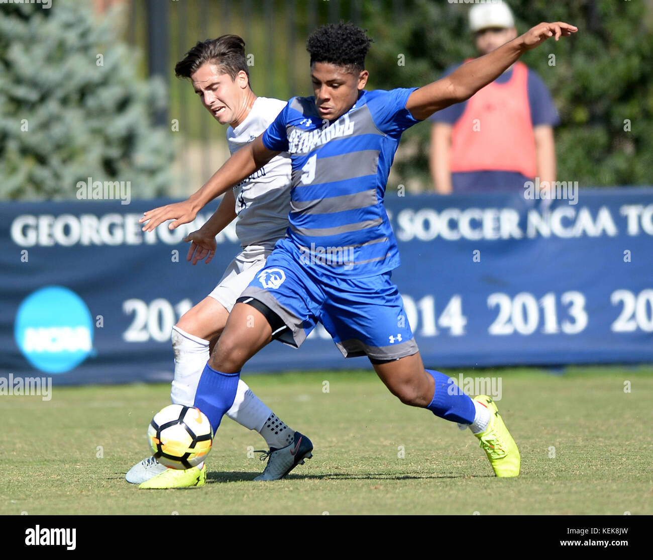 Washington, DC, USA. 21 Oct, 2017. 20171021 - avant de Seton Hall JONATHAN JIMENEZ (9) et le milieu de terrain de Georgetown CHRISTOPHER LEMA (8) bataille pour la balle dans la première moitié au champ Shaw à Washington. Credit : Chuck Myers/ZUMA/Alamy Fil Live News Banque D'Images