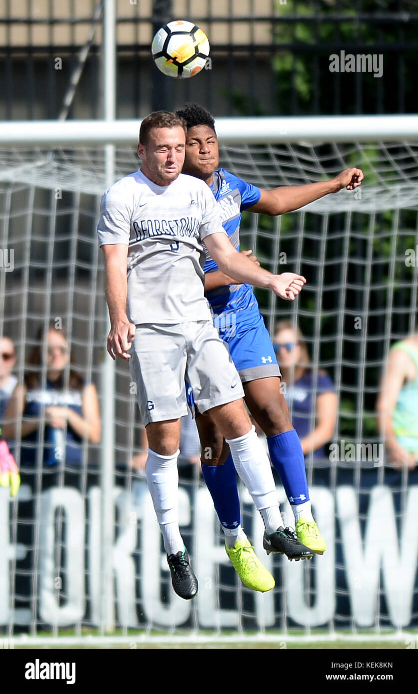 Washington, DC, USA. 21 Oct, 2017. 20171021 - Georgetown defender PETER SCHROPP (3) et l'avant de Seton Hall JONATHAN JIMENEZ (9) La bataille pour une balle de la tête dans la seconde moitié au champ Shaw à Washington. Credit : Chuck Myers/ZUMA/Alamy Fil Live News Banque D'Images