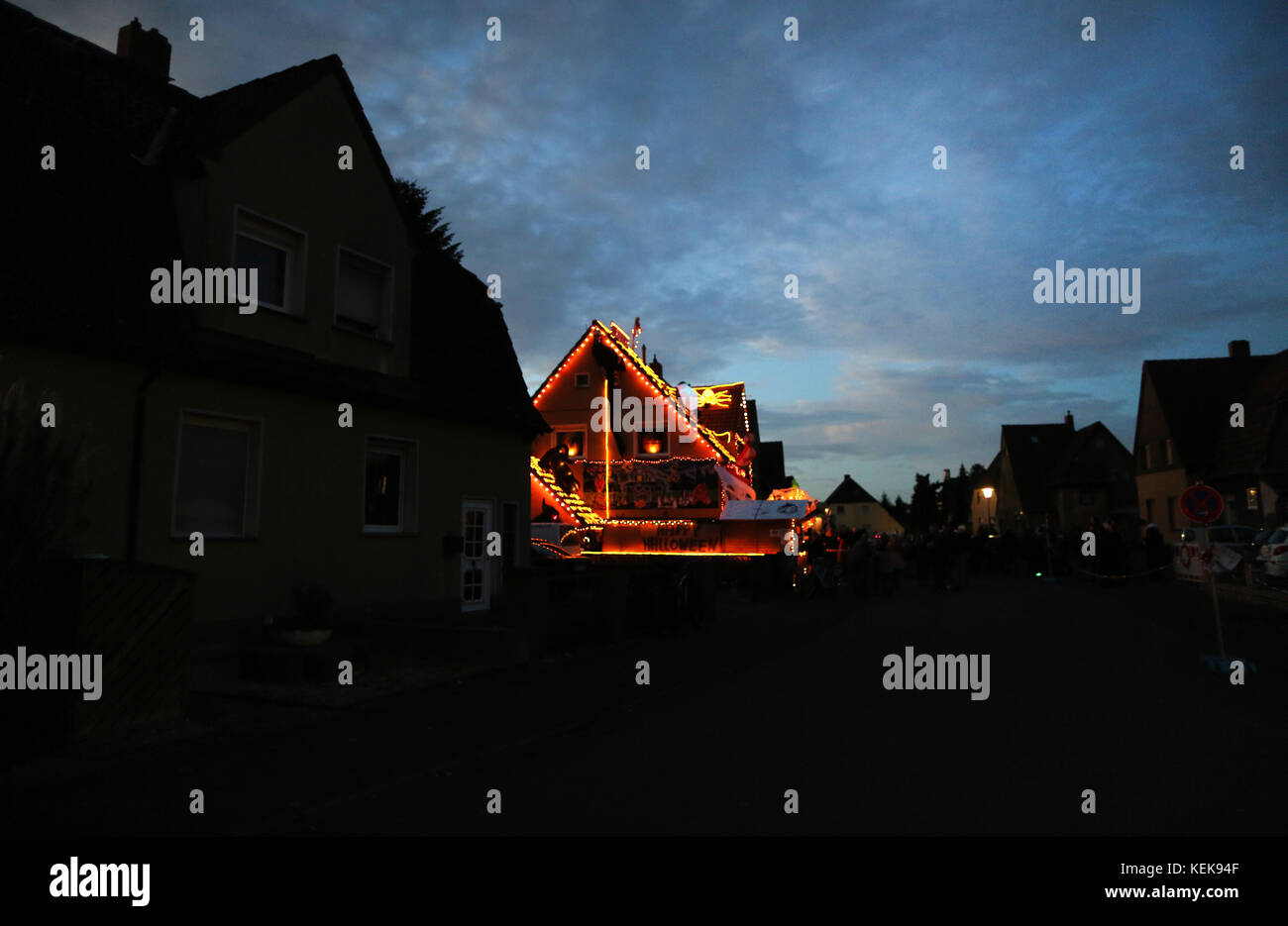 Hamm, Allemagne. 21 octobre 2017. La soi-disant maison d'halloween de Gerd Willenberg peut être vue à Hamm, en Allemagne, le 21 octobre 2017. Sa maison a été décorée avec des figures effrayantes pour Halloween depuis neuf ans. Jusqu'au 1er novembre, têtes réduites, squelettes et morts-vivants marchent pour effrayer les visiteurs. Crédit : INA Fassbender/dpa/Alamy Live News Banque D'Images