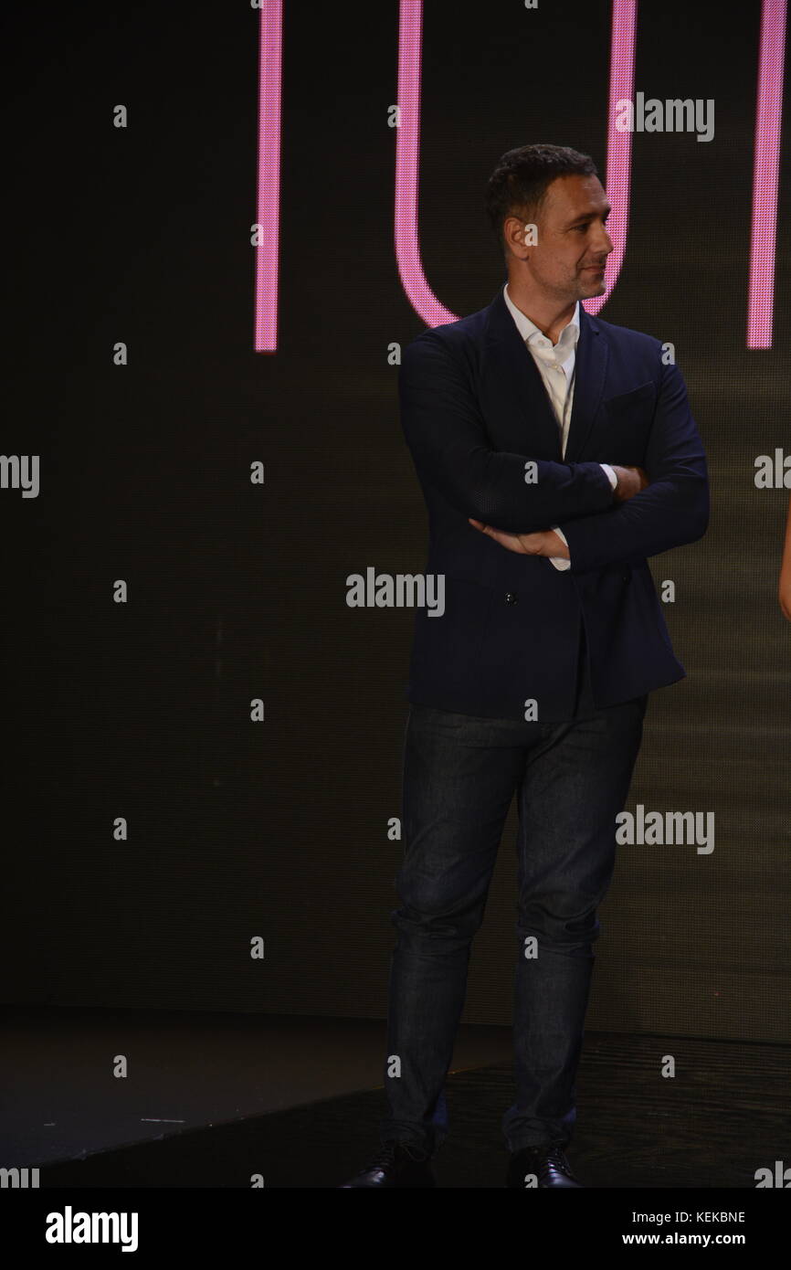 L'acteur italien Raoul Bova a reçu par la styliste Alessandra Rinaudo le prix de l'acteur le plus aimé par une italienne à la Mostra d'oltremare (Naples) Banque D'Images