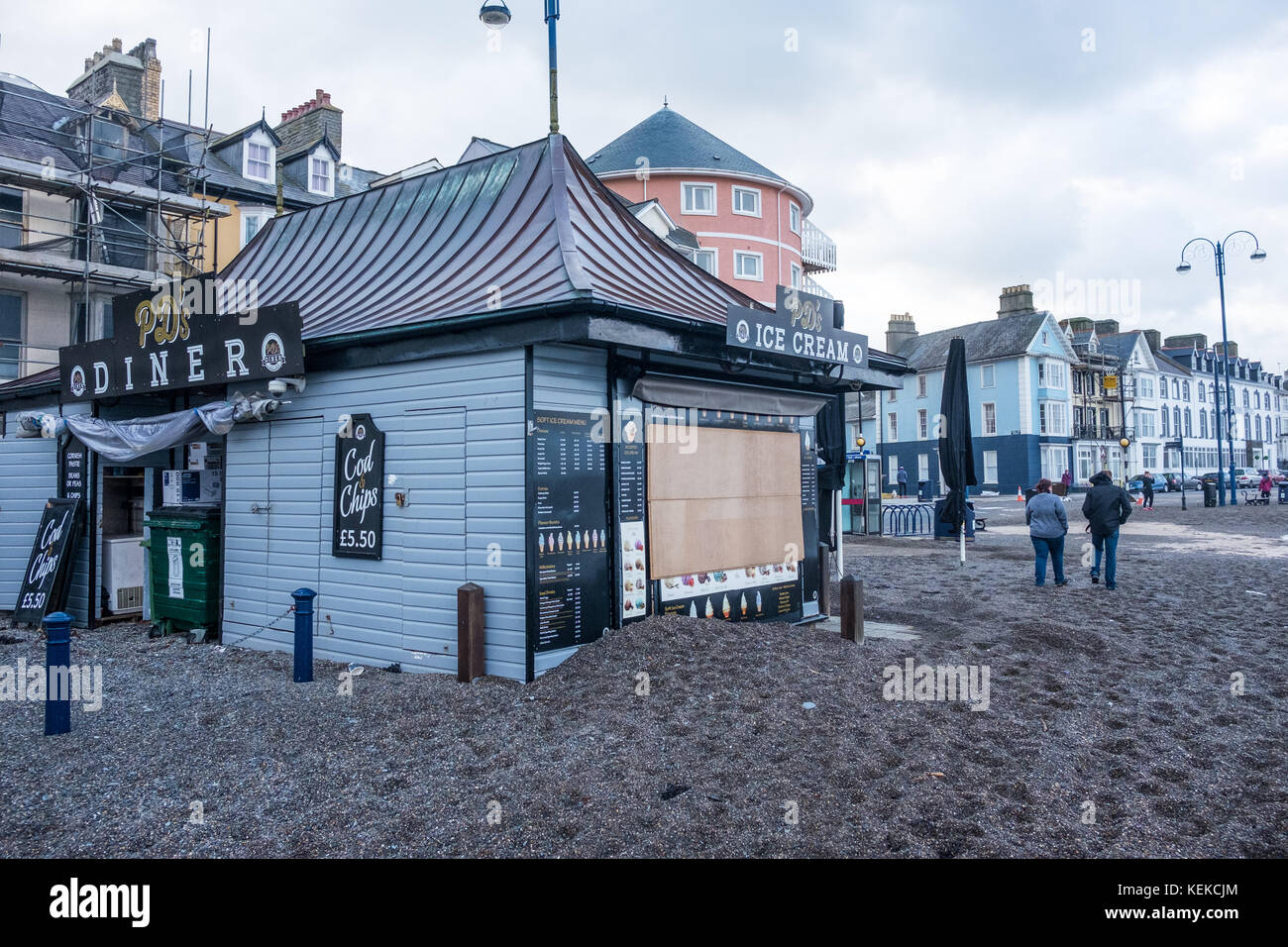 Aberystwyth, Pays de Galles, Royaume-Uni. 22 octobre 2017. Le lendemain de aberystwyth a pris un coups de brian storm. pd's Diner, un café en bord de mer, entouré par les graviers et le sable de la plage balayée par la tempête. crédit : Alan hale/Alamy live news Banque D'Images