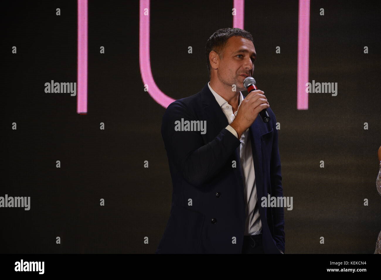 L'acteur italien Raoul Bova a reçu par la styliste Alessandra Rinaudo le prix de l'acteur le plus aimé par une italienne à la Mostra d'oltremare (Naples) Banque D'Images