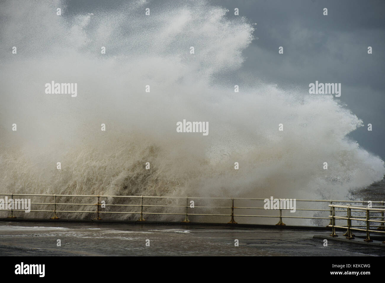 Aberystwyth Wales UK, dimanche 22 octobre 2017 Météo britannique : après deux jours de vents, la queue de la tempête Brian frappe toujours le front de mer et la promenade à Aberystwyth sur la côte de Cardigan Bay, à l'ouest du pays de galles. Photo © Keith Morris / Alamy Live News Banque D'Images