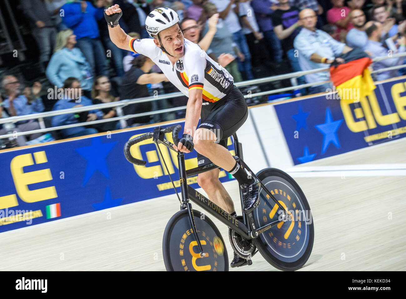 L'Allemand Franz Schiewer célèbre sur son vélo lors de l'événement Stayer aux Championnats d'Europe sur piste à Berlin, Allemagne, le 21 octobre 2017. Schiewer a remporté la première place, remportant l'or. Photo : Jens Büttner/dpa-Zentralbild/dpa Banque D'Images